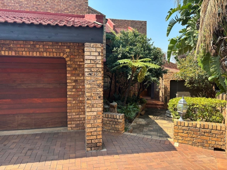5 Bedroom Property for Sale in Safari Gardens North West